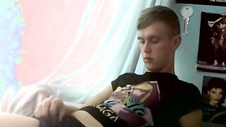 OURBOYFRIENDS - Young amateur Austin Ellis masturbates in homemade video