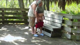 Abuelo y Gordo tienen sexo al aire libre