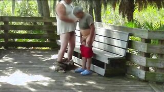 Abuelo y Gordo tienen sexo al aire libre