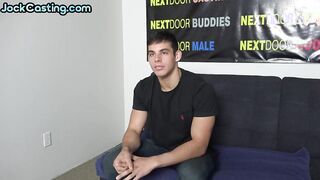 NEXT DOOR AUDITION - Amateur solo muscly man milks schlong after audition (Audition amateur)