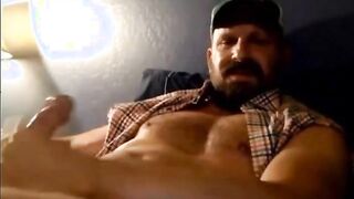 Bearded Muscle Daddy Jerks Off in Truck4444