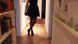 Dressed in Leather skirt and red high heels play till cum