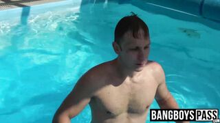 Big penis jerking time for muscular hunk at pool all alone