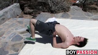 Flexible twink ends up jerking off after erotic stretching