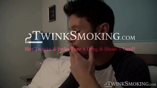 Sexy twink Damon Archer strokes his cock and fingers his hungry ass in the room fille