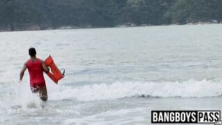 Lifeguard bangs cute jock after saving him nude on beach