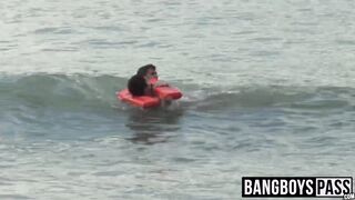 Lifeguard bangs cute jock after saving him nude on beach