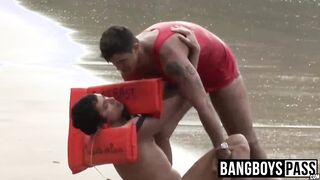 Lifeguard bangs cute jock after saving him nude on beach