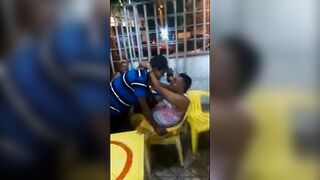 Velho gay latino pega um cara no bar