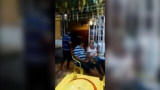 Velho gay latino pega um cara no bar