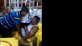 Velho gay latino pega um cara no bar