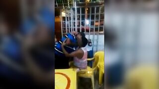 Velho gay latino pega um cara no bar