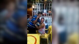 Velho gay latino pega um cara no bar