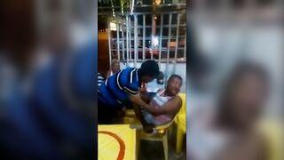 Velho gay latino pega um cara no bar