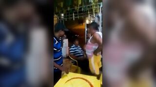 Velho gay latino pega um cara no bar