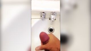 Osazo barbudo se pajea en wc publico