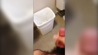 Osazo barbudo se pajea en wc publico