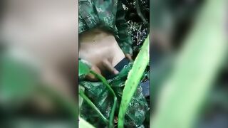 Militar novinho tocando uma no mato25