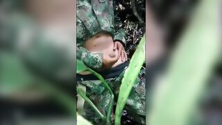 Militar novinho tocando uma no mato25