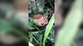 Militar novinho tocando uma no mato25