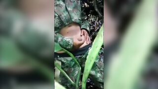 Militar novinho tocando uma no mato258