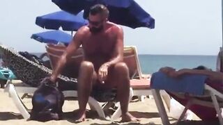 Str8 spy dad cub at the beach