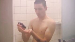 Amateur Dan Douche Masturbating