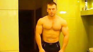 RUSSIAN BODYBUILDER STRIP AND CUM