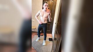 Kinky Fit Dude Fapping Uber-Cute Spear in the Mirror