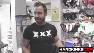 Hardkinks.com - Client service includes fine sole munching