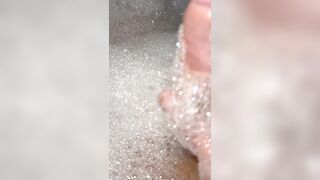 Fapping with bubbles in the douche