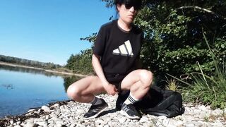 Jon Arteen faps outdoor on a pebbles beach, the cool twunk dressed in brief cutoffs pops on his hip, and cumplay