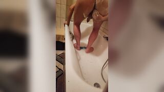 Total_Pig washes in the bathtub and displays off his pecker and culo