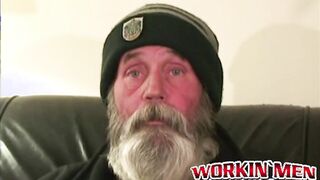 Hobo amateur grandpa jerking himself off with his huge beard