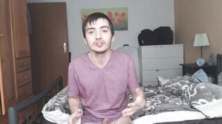 Heißer Twink-Striptease mit Handjob vor der Webcam