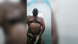 Osito caliente con una gran polla se ducha y se pajea.