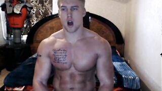 Muscle Hunk on Cam