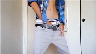 Twink Amateur Gets Off on Sagging