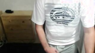 Nerdy Twink Cums on Cam